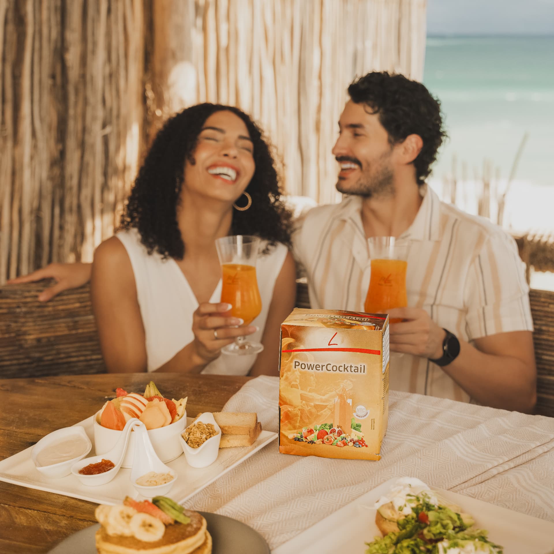 FitLine PowerCocktail verpakking met twee mensen die het drinken bij het ontbijt