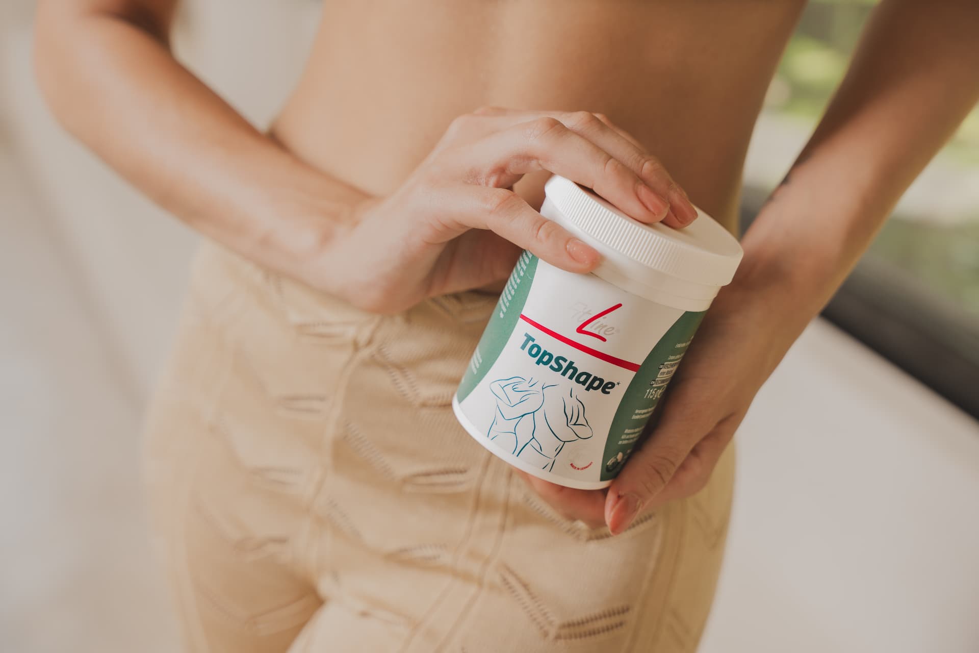 Close-up van een pot FitLine TopShape die geopend wordt