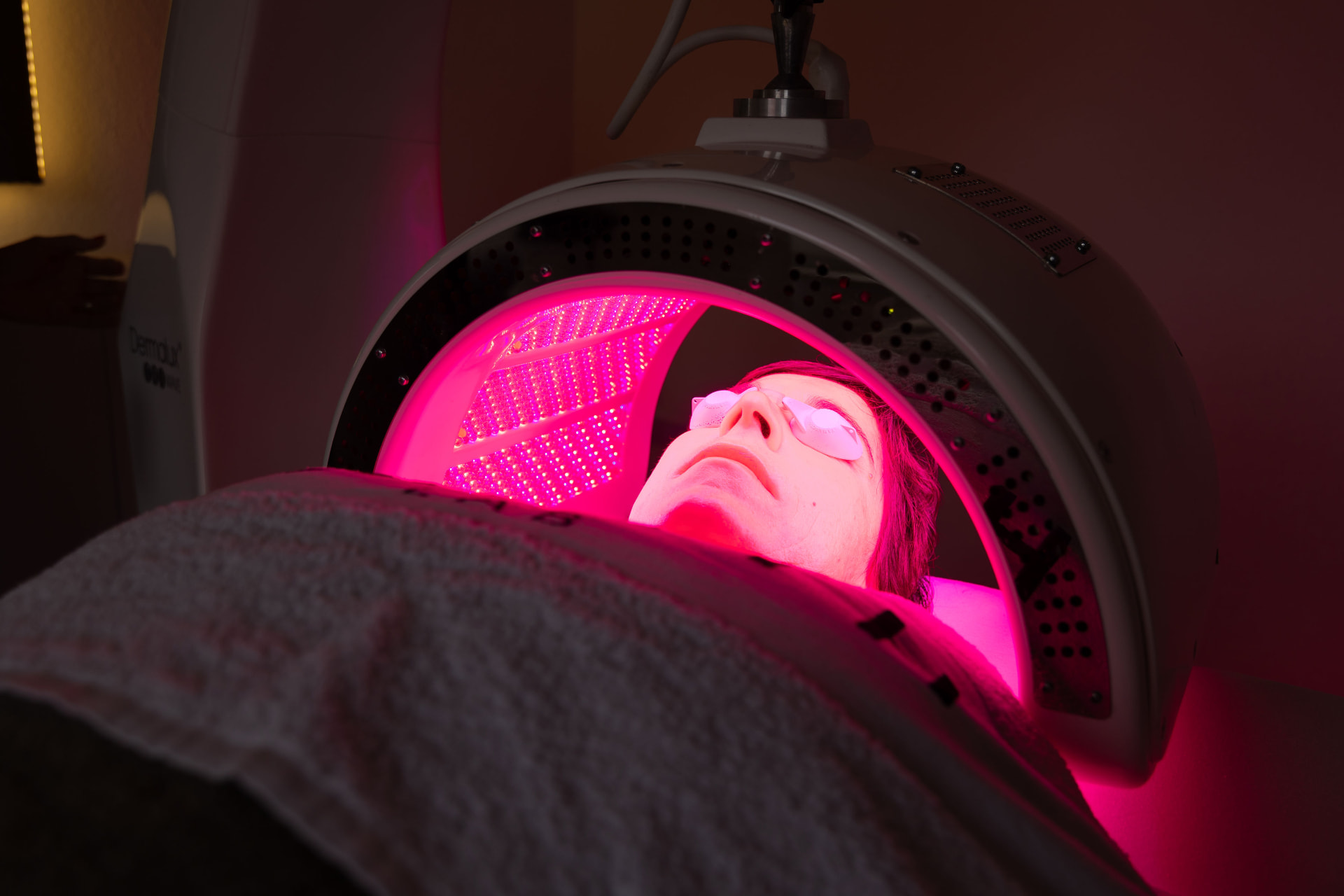 Rode LED-lichttherapie tijdens een huidverbeterende behandeling