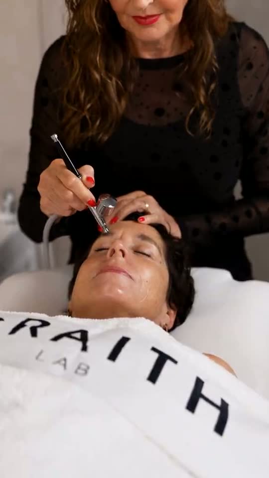Sandra voert een airbrush-behandeling uit
