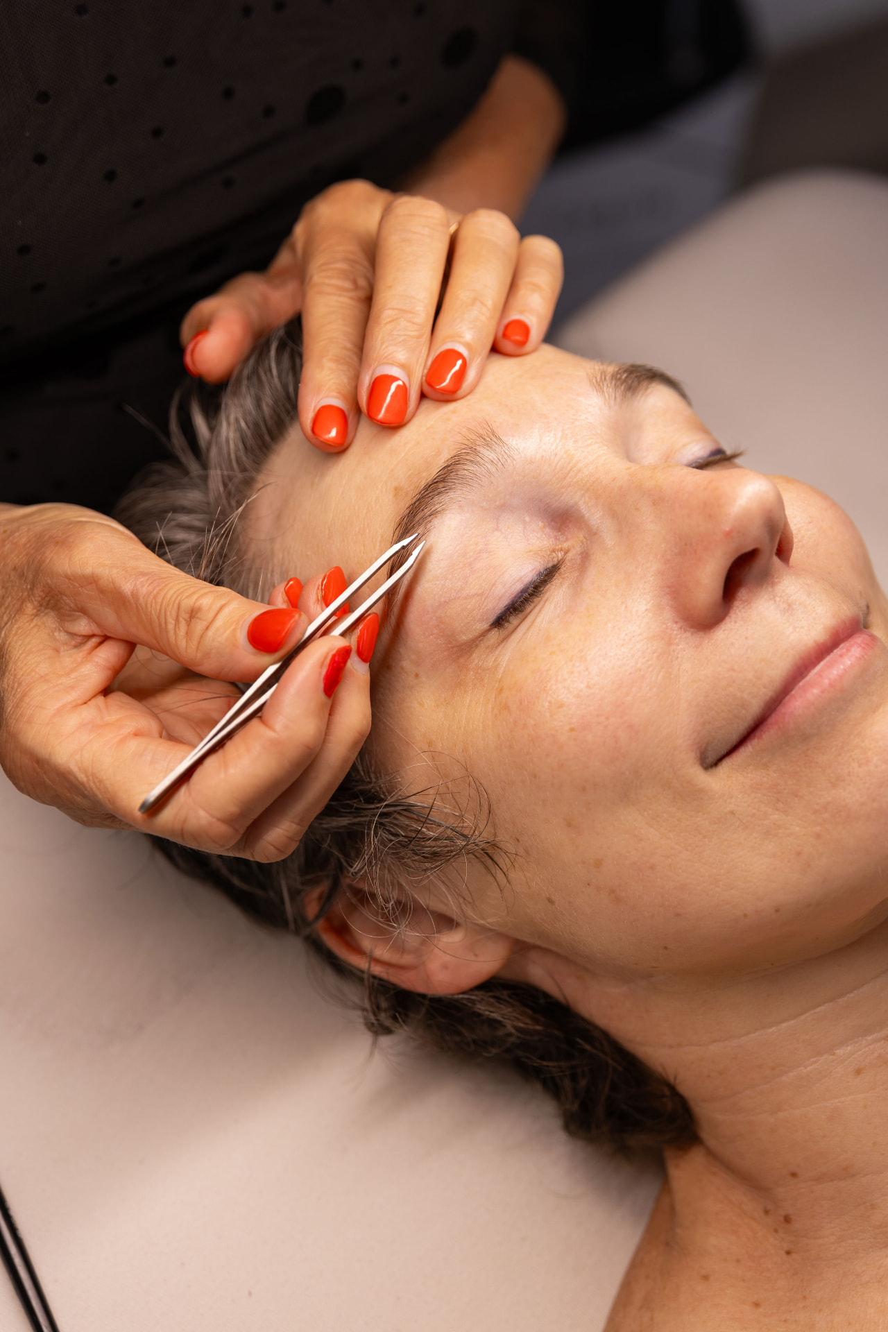 Wenkbrauwen epileren bij Cosmetix Salon in Geleen