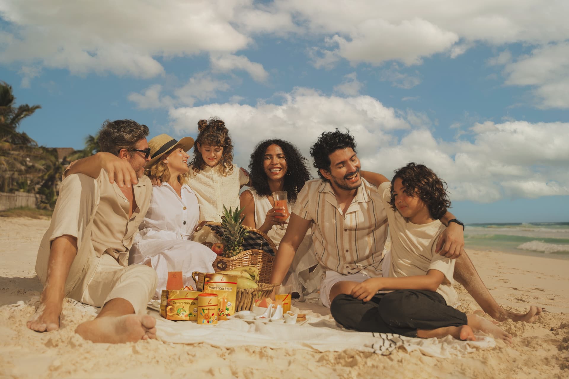 Familie op het strand met FitLine PowerCocktail en Generation 50+ tijdens een picknick