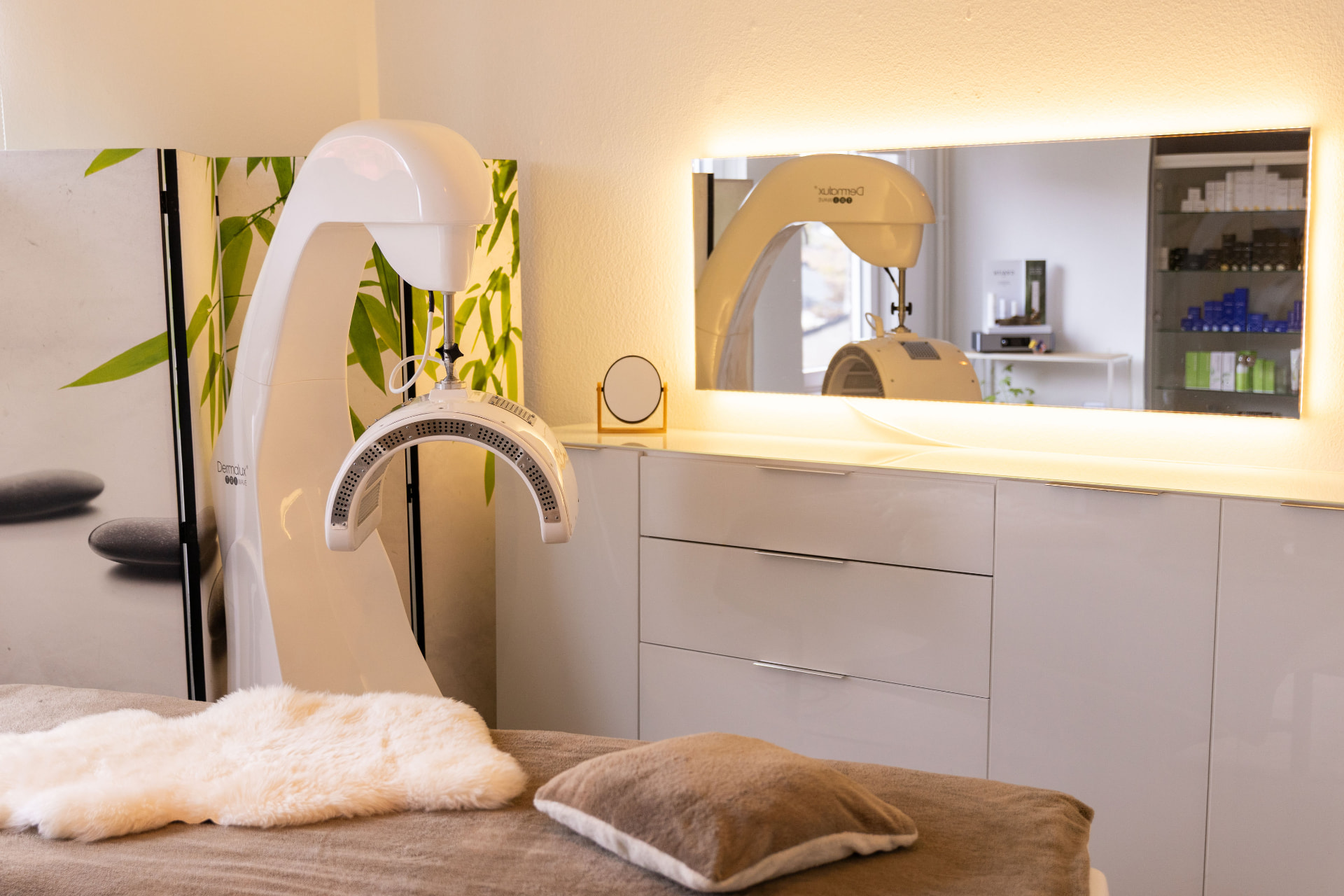 Dermalux apparaat in de behandelkamer van Cosmetix Salon