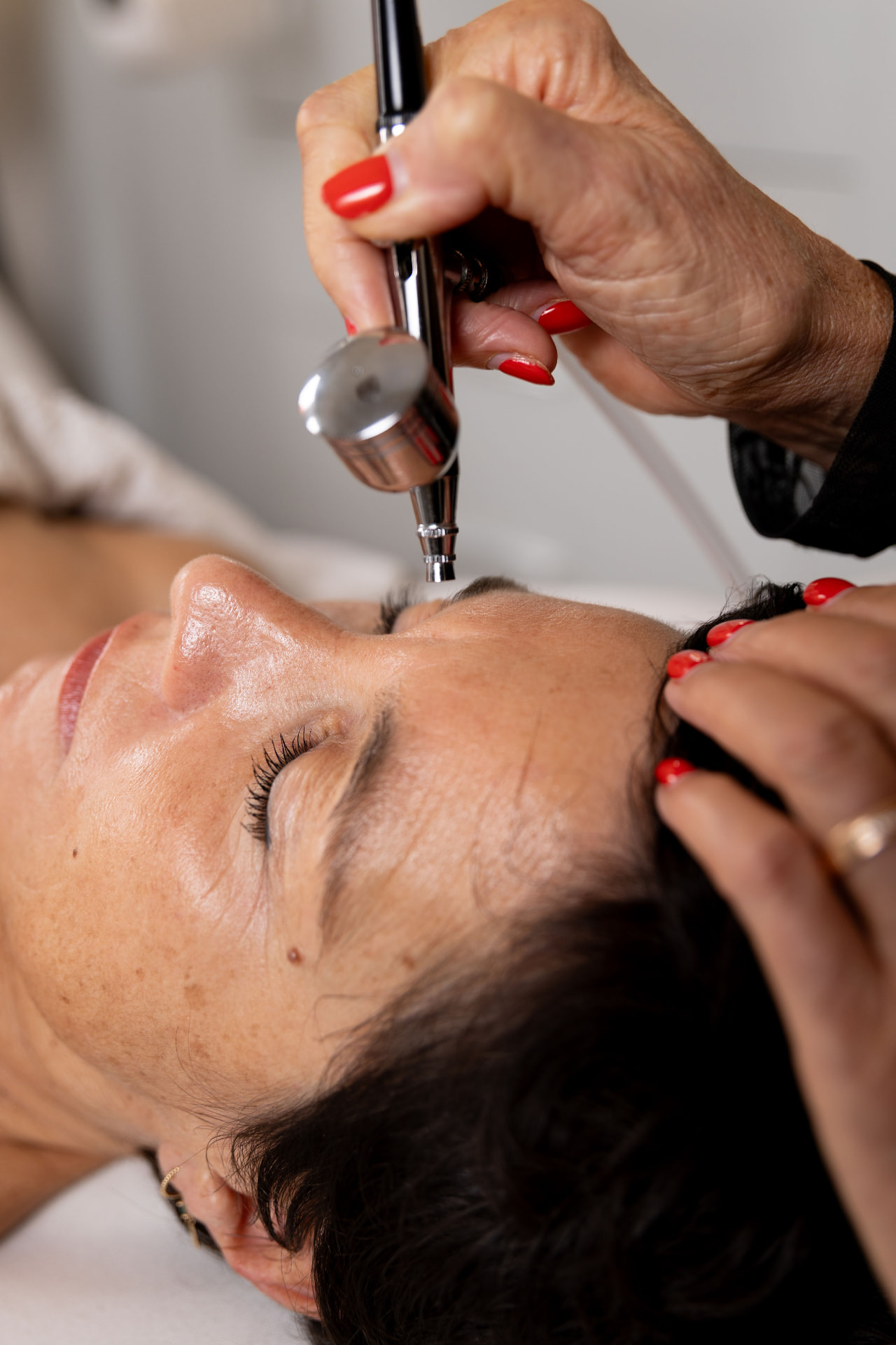 Close-up van een gezichtsbehandeling bij Cosmetix Salon