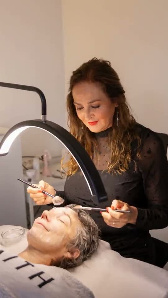 Sandra werkt onder de ringlamp aan een gezichtsbehandeling
